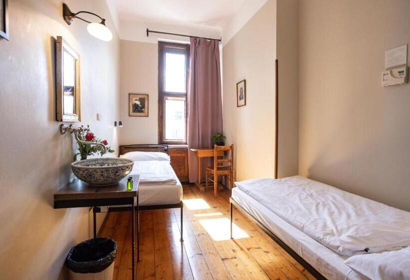 اتاق استاندارد با سرویس بهداشتی مشترک, Sir Toby's Hostel