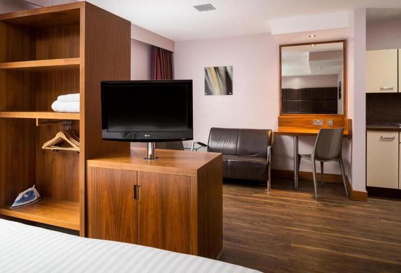 スーペリアスタジオ, Roomzzz Leeds City