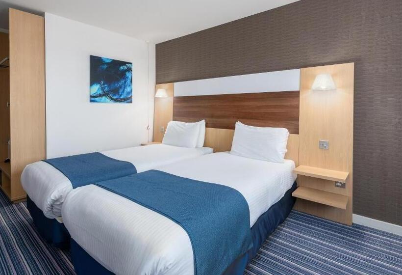 Номер Стандарт Адаптированный для Инвалидов, Holiday Inn Express Leigh   Sports Village, An Ihg