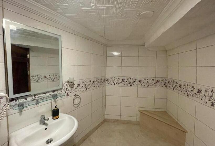 Кровать в Общей Комнате, Nomads Cave Hotel & Rooftop