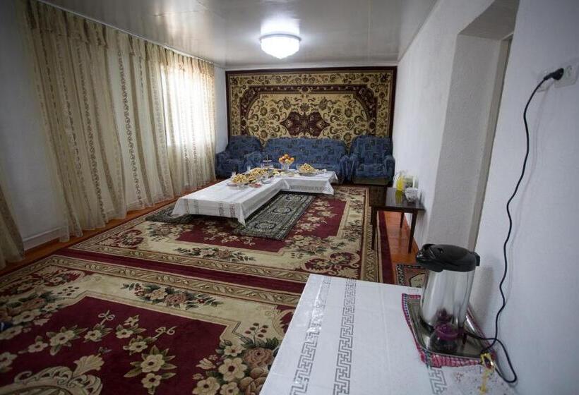 تختخواب در اتاق مشترک, Nurgul