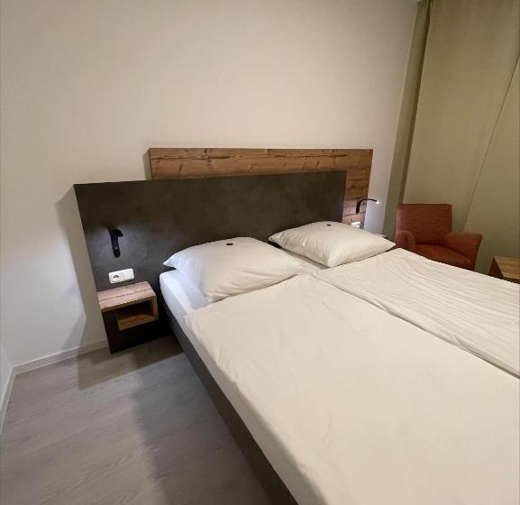 Номер Deluxe, Mintarder Wasserbahnhof