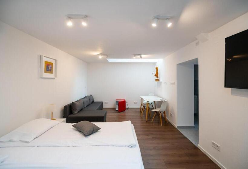 高级三人间, Pixel Guesthouse