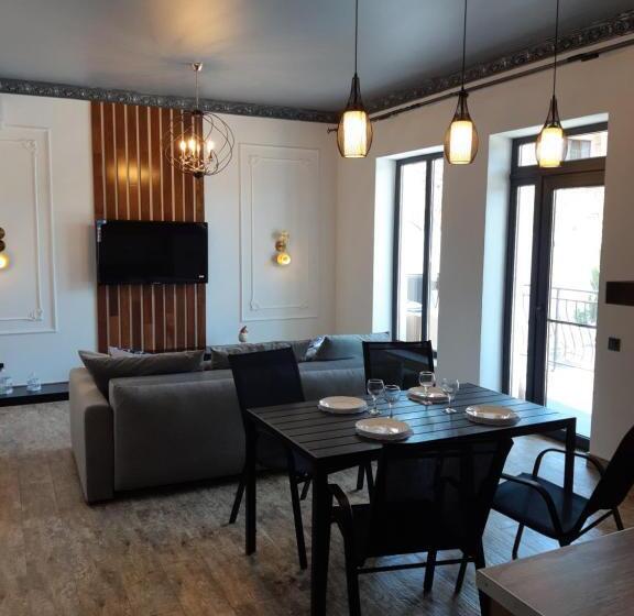 آپارتمان 1 خوابه با چشم‌انداز استخر, Villa Bonapart