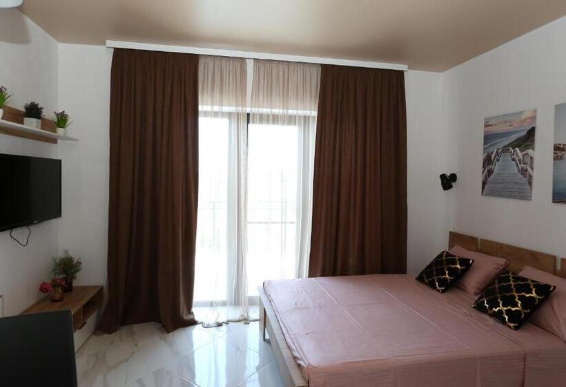1 Bedroom Apartment Lake View, Villa Bonapart