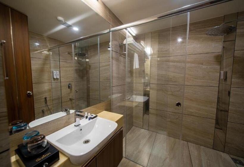 이그제큐티브 룸 킹사이즈 침대, Fezinn Hotel   Best Wayanad Hotel In 2024