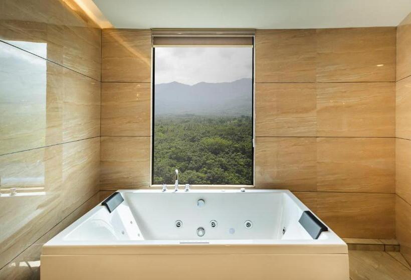 발코니가 있는 스위트, Fezinn Hotel   Best Wayanad Hotel In 2024