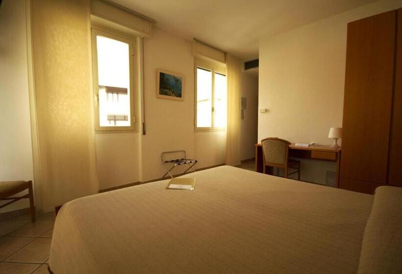 Номер Стандарт с Террасой, Albergo Lario