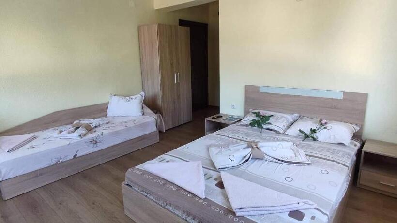 디럭스 트리플 룸, Guest House Proynovi