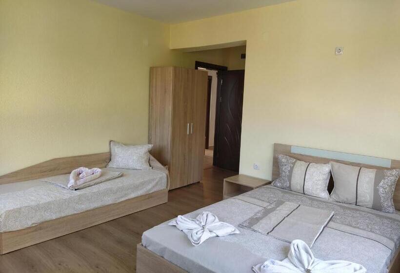 디럭스 트리플 룸, Guest House Proynovi