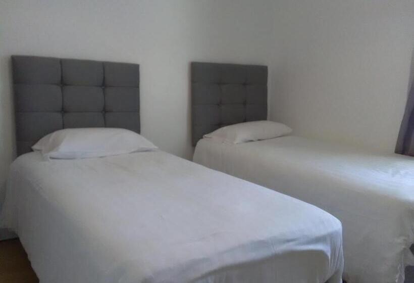 غرفة قياسية ثلاثية, Newcastle West Hotel & Bar