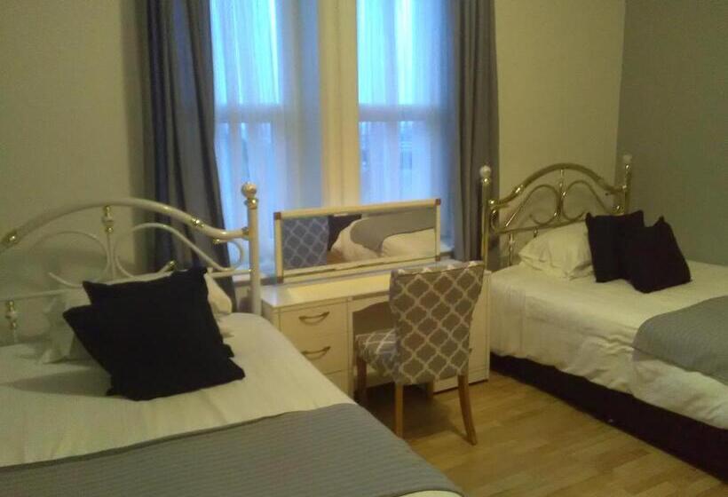 غرفة قياسية رباعية, Newcastle West Hotel & Bar