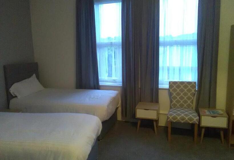 غرفة عائلية, Newcastle West Hotel & Bar