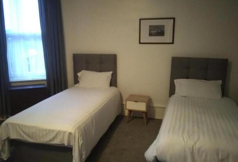 غرفة عائلية, Newcastle West Hotel & Bar