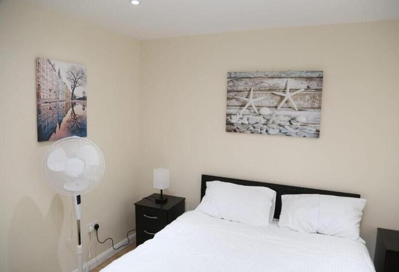 Номер Deluxe, A A Guest Rooms Thamesmead