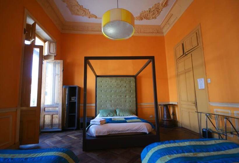 اتاق استاندارد سه تخته با سرویس بهداشتی مشترک, Happy House Hostel