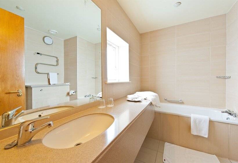 Трехместный Номер Классика, Roganstown Hotel & Country Club