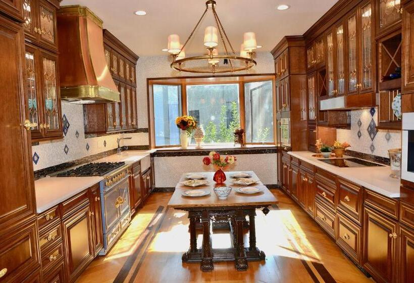 Номер Стандарт Вид на Сад, Northern Lights Mansion