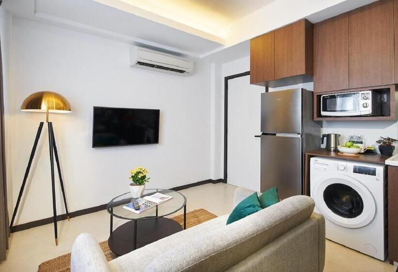 Deluxe Room, The Initial Residence