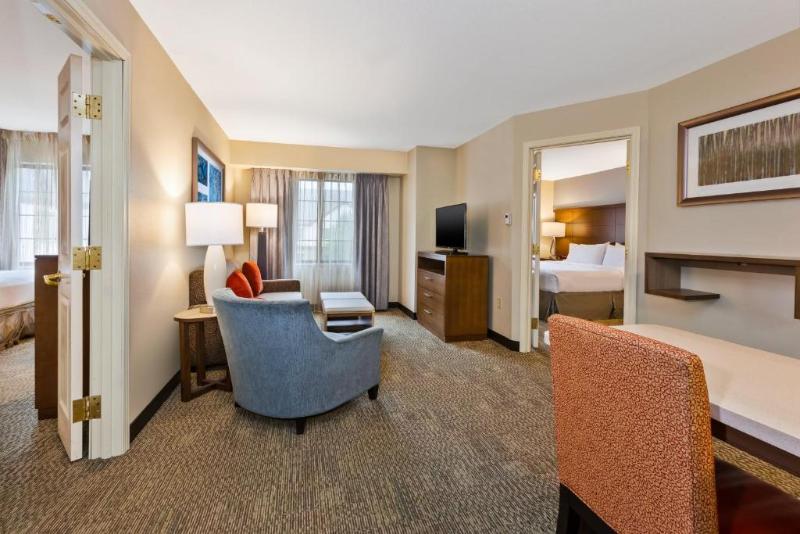 带皇后床的套间, Staybridge Suites Kalamazoo, An Ihg