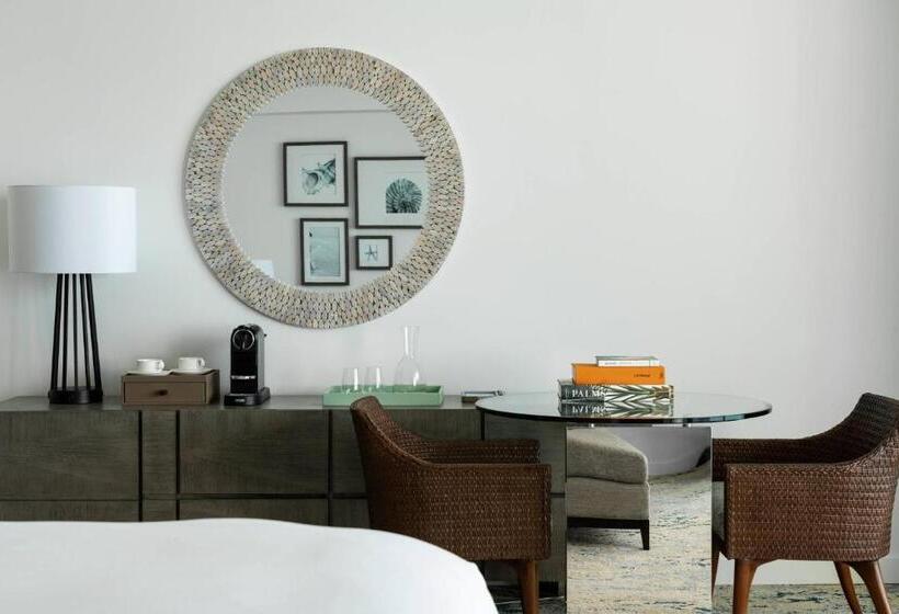 اتاق لوکس با بالکن و چشم‌انداز دریا, The Ritz Carlton, Turks & Caicos