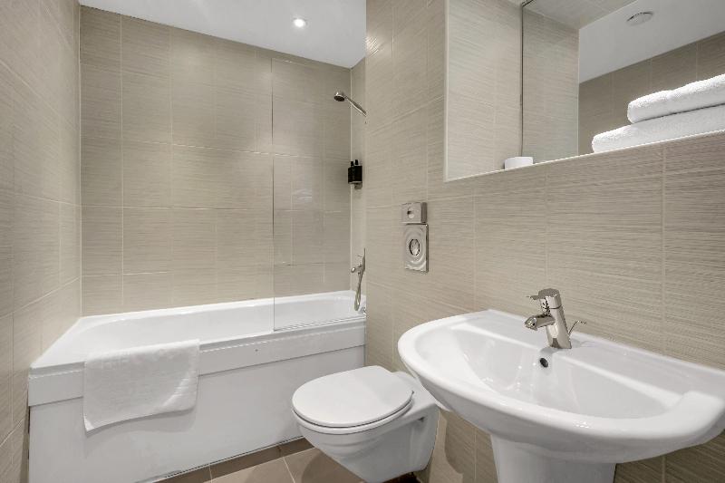 Студия Стандарт, Roomzzz Leeds Headingley
