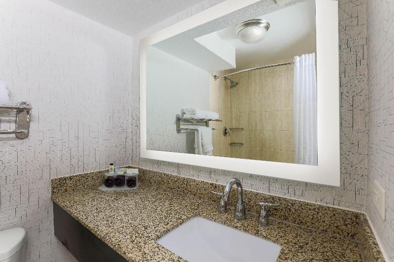 Suite Adaptada per a persones amb mobilitat reduïda, Holiday Inn Express Hotel & Suites Fort Worth Downtown, An Ihg