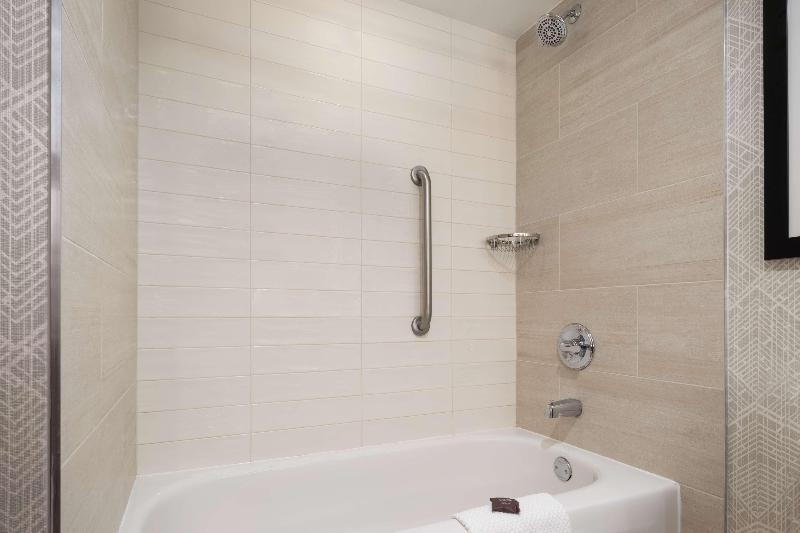 Люкс Кровать Кинг, Embassy Suites By Hilton Portland Airport
