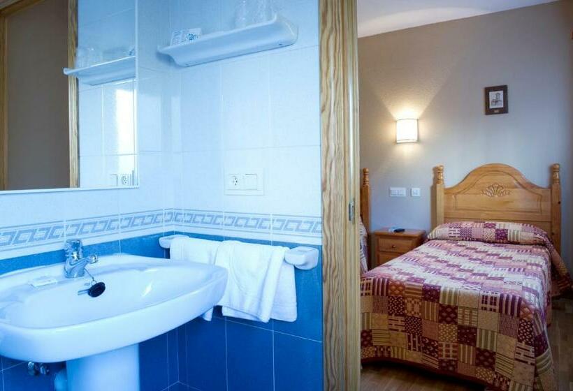 Номер Стандарт Трехместный, Hostal Valle De Tena