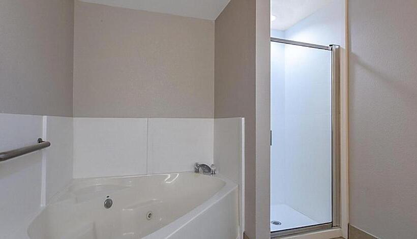 חדר סטנדרט מותאם לאדם עם מוגבלויות, Holiday Inn Express Silver Springs   Ocala, An Ihg