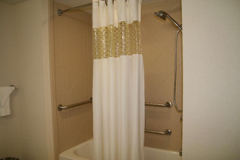 带大床的标准工作室, Hampton Inn Doylestown