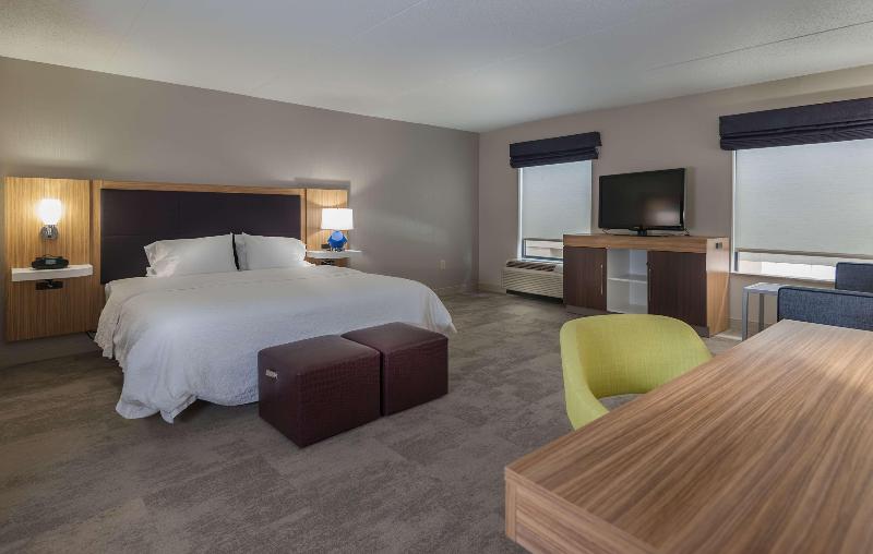带大床的标准工作室, Hampton Inn Doylestown