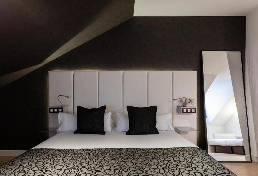Quarto Quádruplo Estandar, Petit Palace Santa Barbara