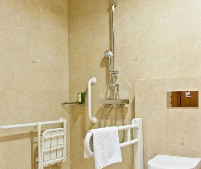 Номер Deluxe Адаптированный для Инвалидов, Ramada By Wyndham Oradea