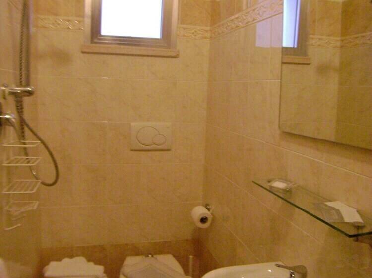 اتاق استاندارد سه نفره, Villa Del Sole
