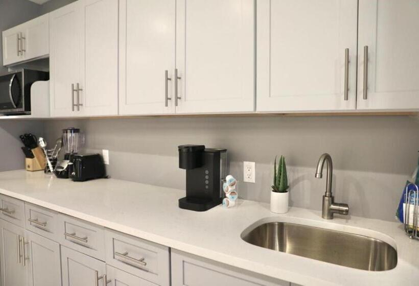 سوییت لوکس, Global Luxury Suites At The Arches