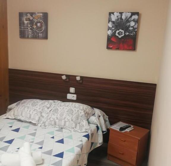 标准间带阳台, Hostal Escarla