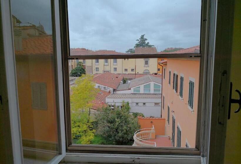 اتاق استاندارد چهار تخته, Window To The Tower