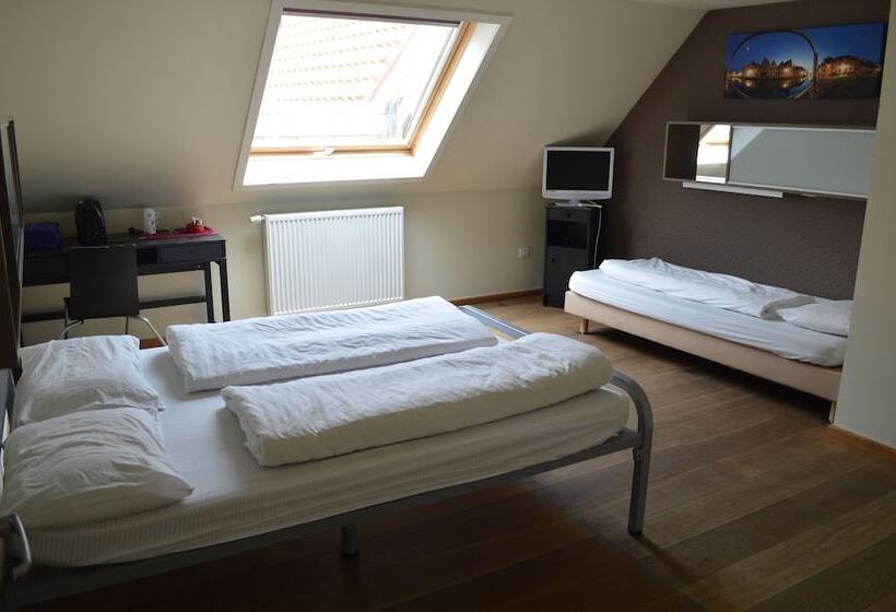 Номер Стандарт Трехместный, St Christopher S Inn Hostel At The Bauhaus