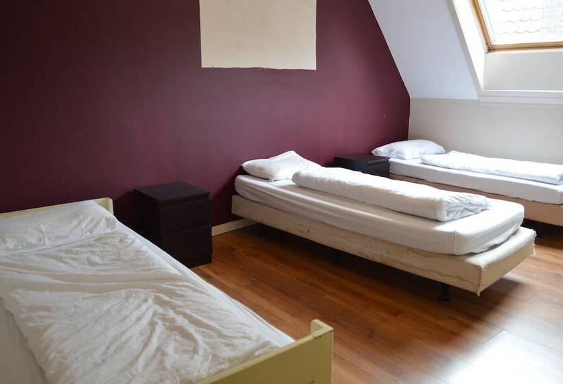 Кровать в Общей Комнате, St Christopher S Inn Hostel At The Bauhaus
