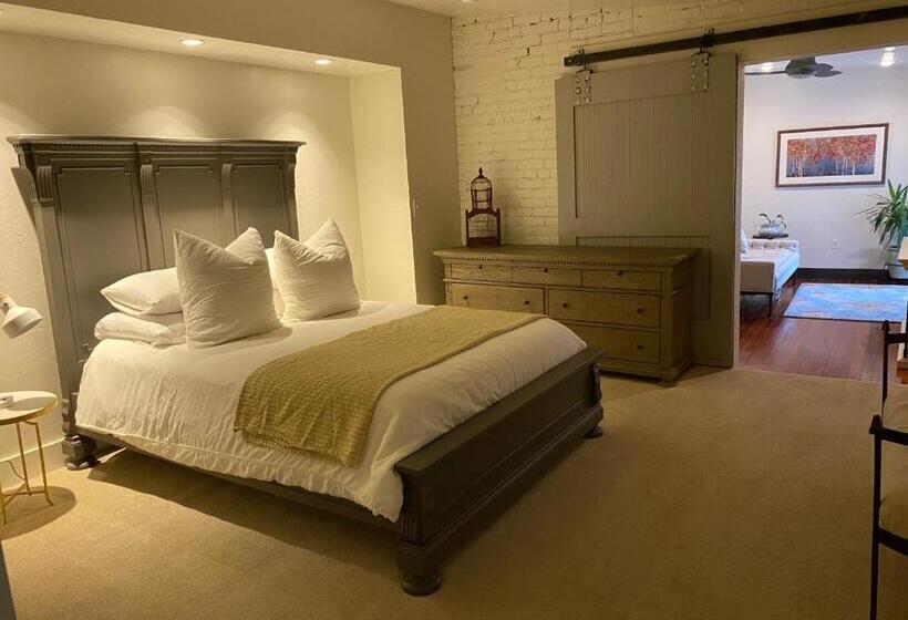 Quarto Familiar Deluxe, Lander Millhouse