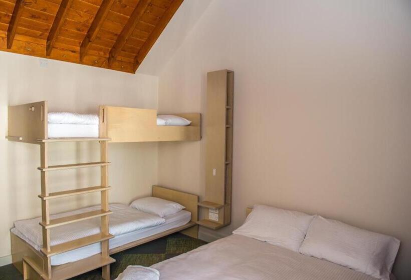 חדר דלוקס לשלושה, Neptune's Hostel
