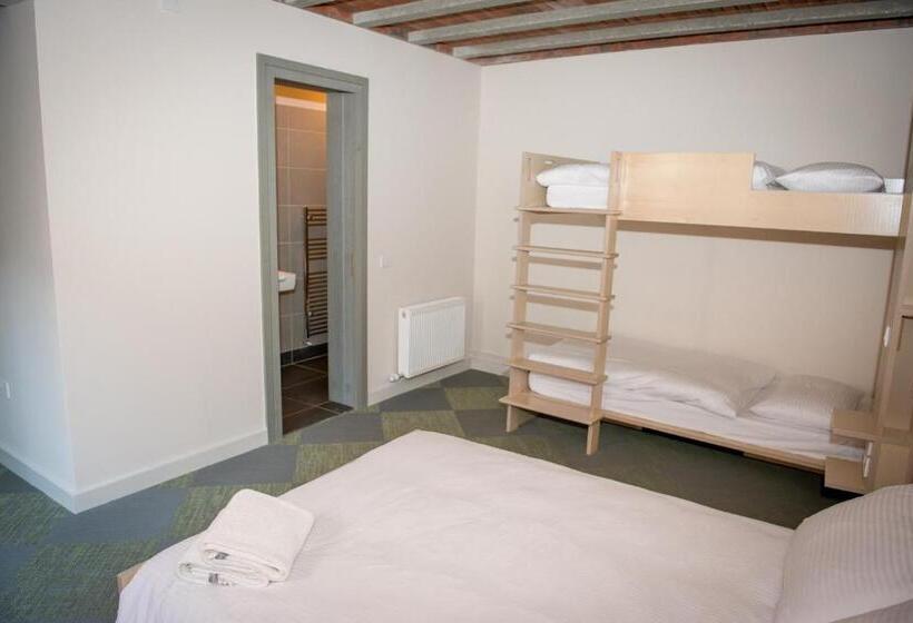 חדר דלוקס לשלושה, Neptune's Hostel