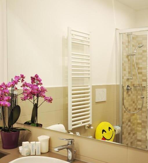 Standard Triple Room, Adelphi