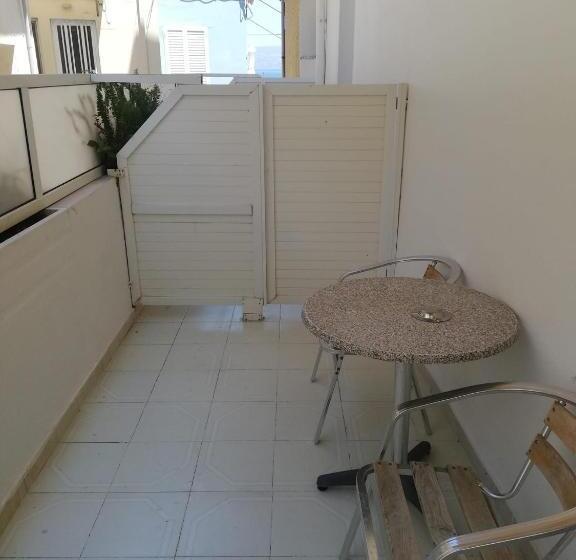 استودیوی استاندارد, Bikakis Family Apartments