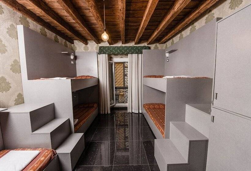 חדר משפחתי, Hostel Beautiful