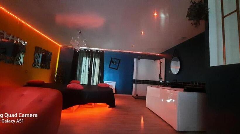 Номер Стандарт, Nuit Insolite Room Love