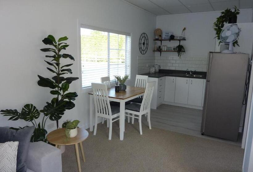 샬레, Rustling Oaks Nz Boho Pool House