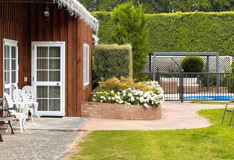 샬레, Rustling Oaks Nz Boho Pool House