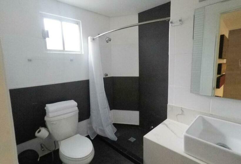 Habitación Estándar, Casa Moderna Equipada Como Hotel Habitacion 3   Baño Afuera De La Habitación